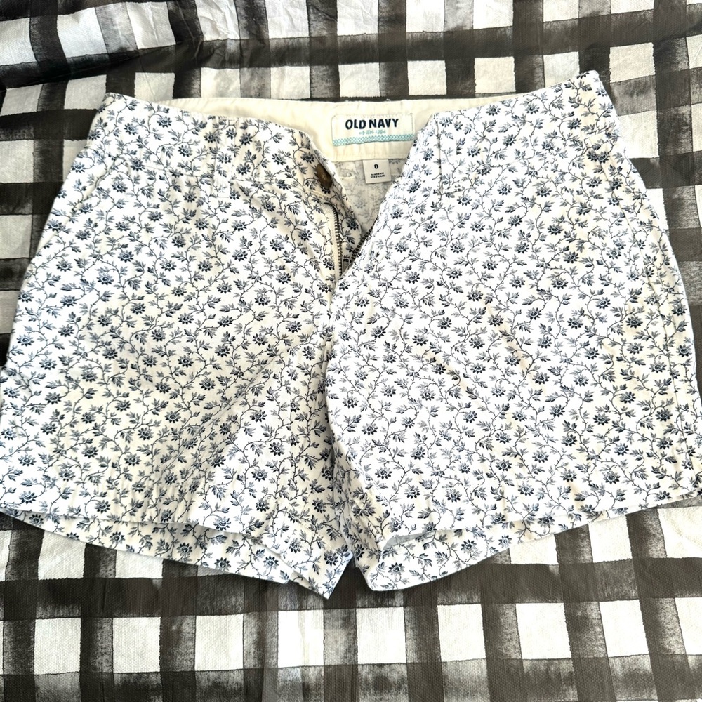 OLD NAVY SHORTS SIZE 0 NEVER WORN